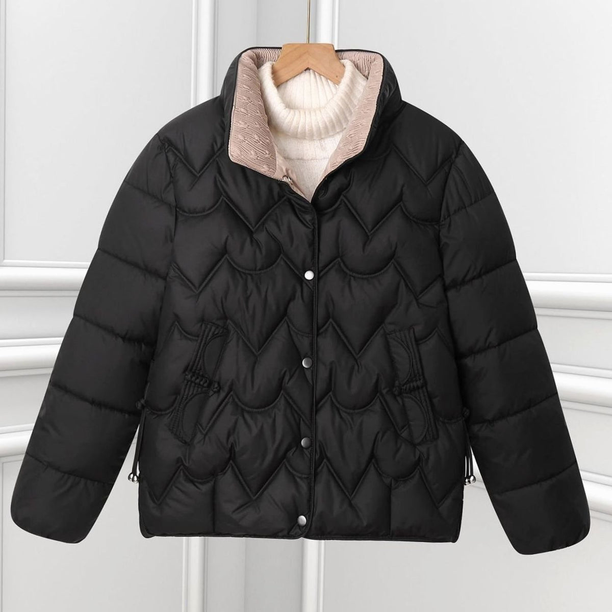 Damen Steppjacke mit Bogensteppung – Schwarz – Noravolo
