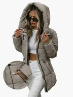 Damen Steppjacke tailliert mit Kapuze – Produktfoto – Noravolo