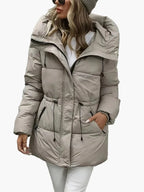 Damen Steppjacke tailliert mit Kapuze – Produktfoto – Noravolo