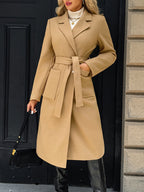 Damen Langer Mantel mit Bindegürtel – Produktfoto – Noravolo