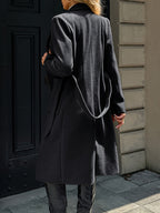 Damen Langer Mantel mit Bindegürtel – Produktfoto – Noravolo