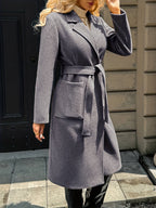 Damen Langer Mantel mit Bindegürtel – Produktfoto – Noravolo
