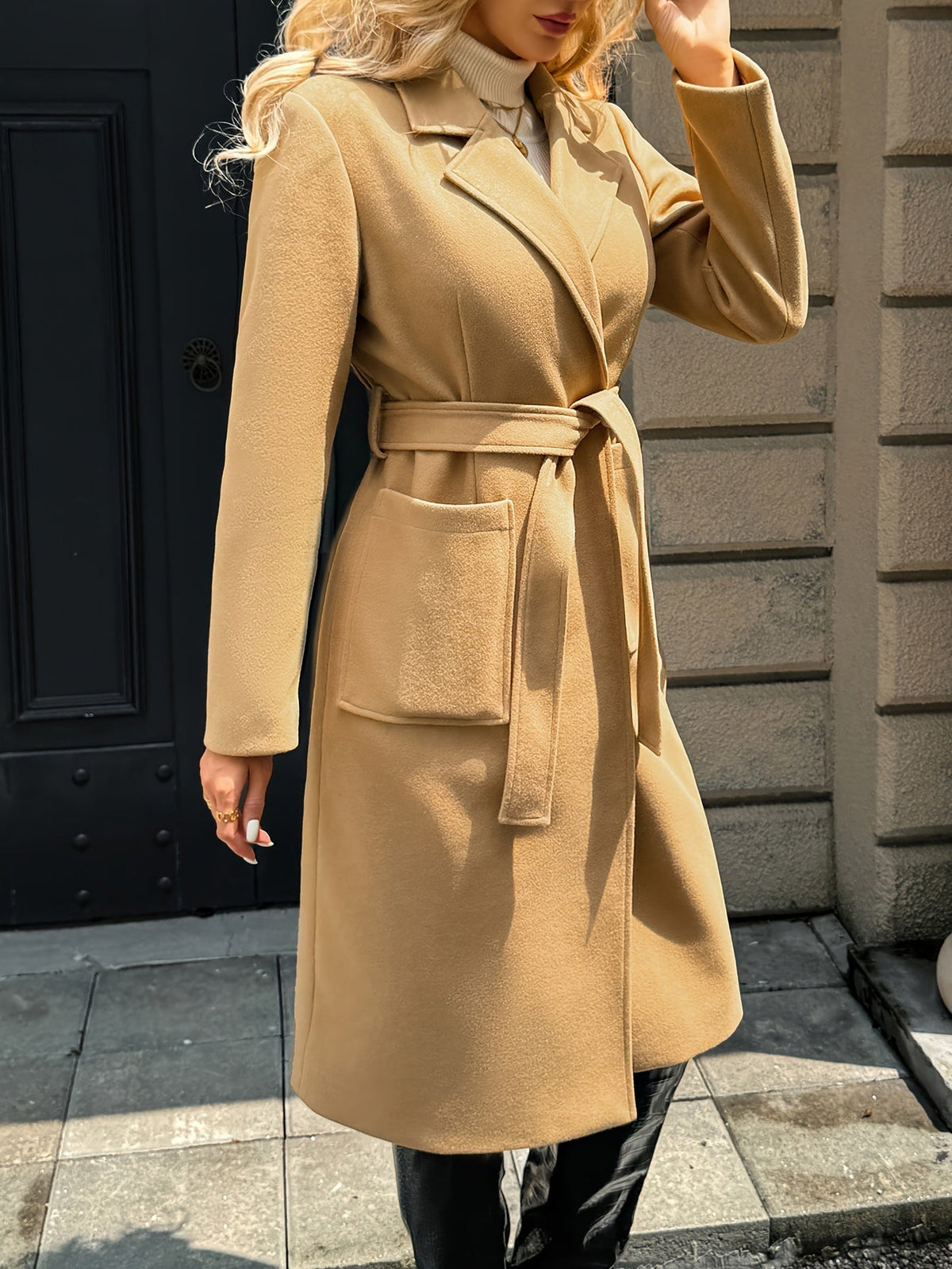 Damen Langer Mantel mit Bindegürtel – Produktfoto – Noravolo