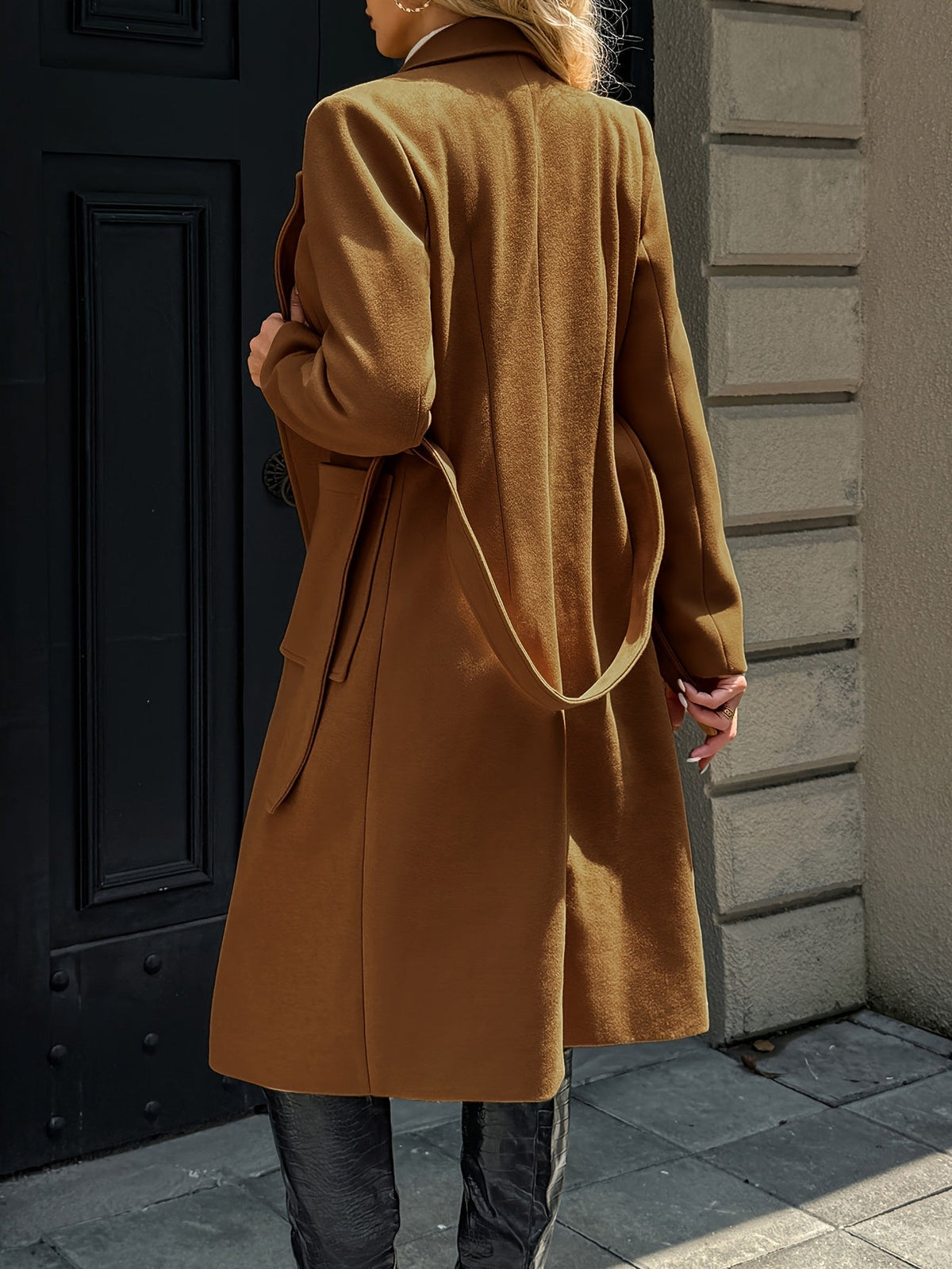 Damen Langer Mantel mit Bindegürtel – Produktfoto – Noravolo