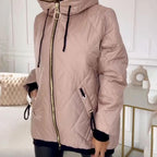 Damen Outdoor-Jacke mit Kapuze – Produktfoto – Noravolo